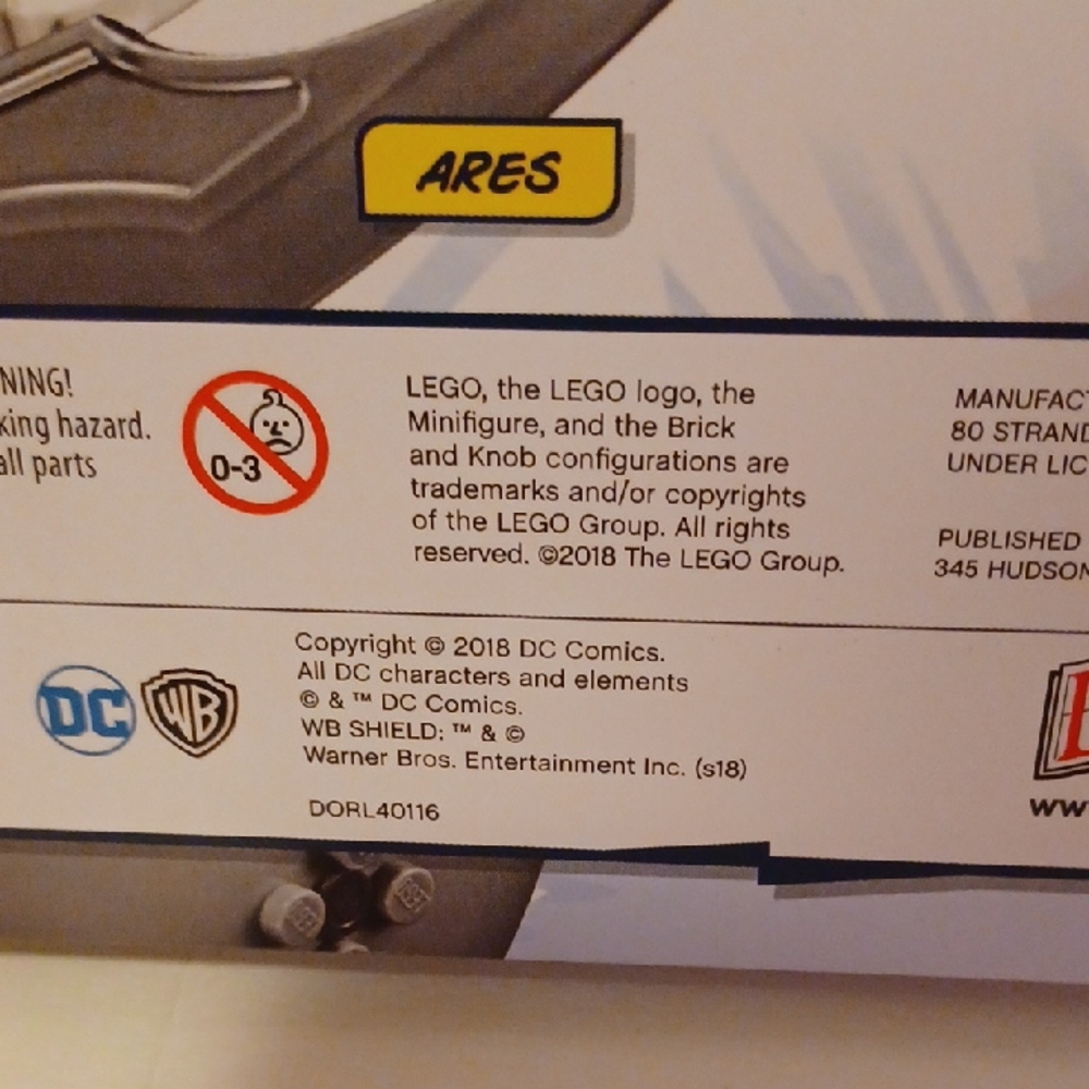 Lego Super Heroes Visual Dictionary with Exclusive Batman - Picture 3 of 7
